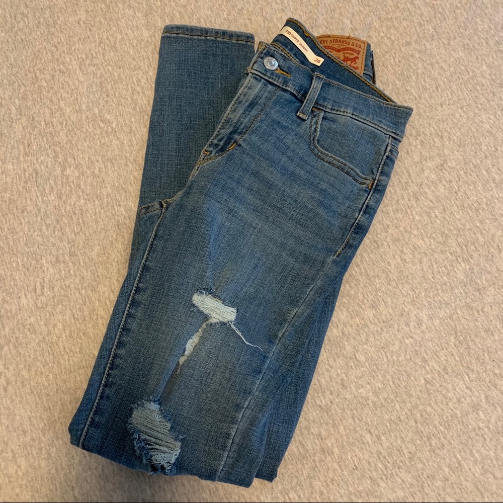 NWOT Levi’s Distressed Super Skinny
